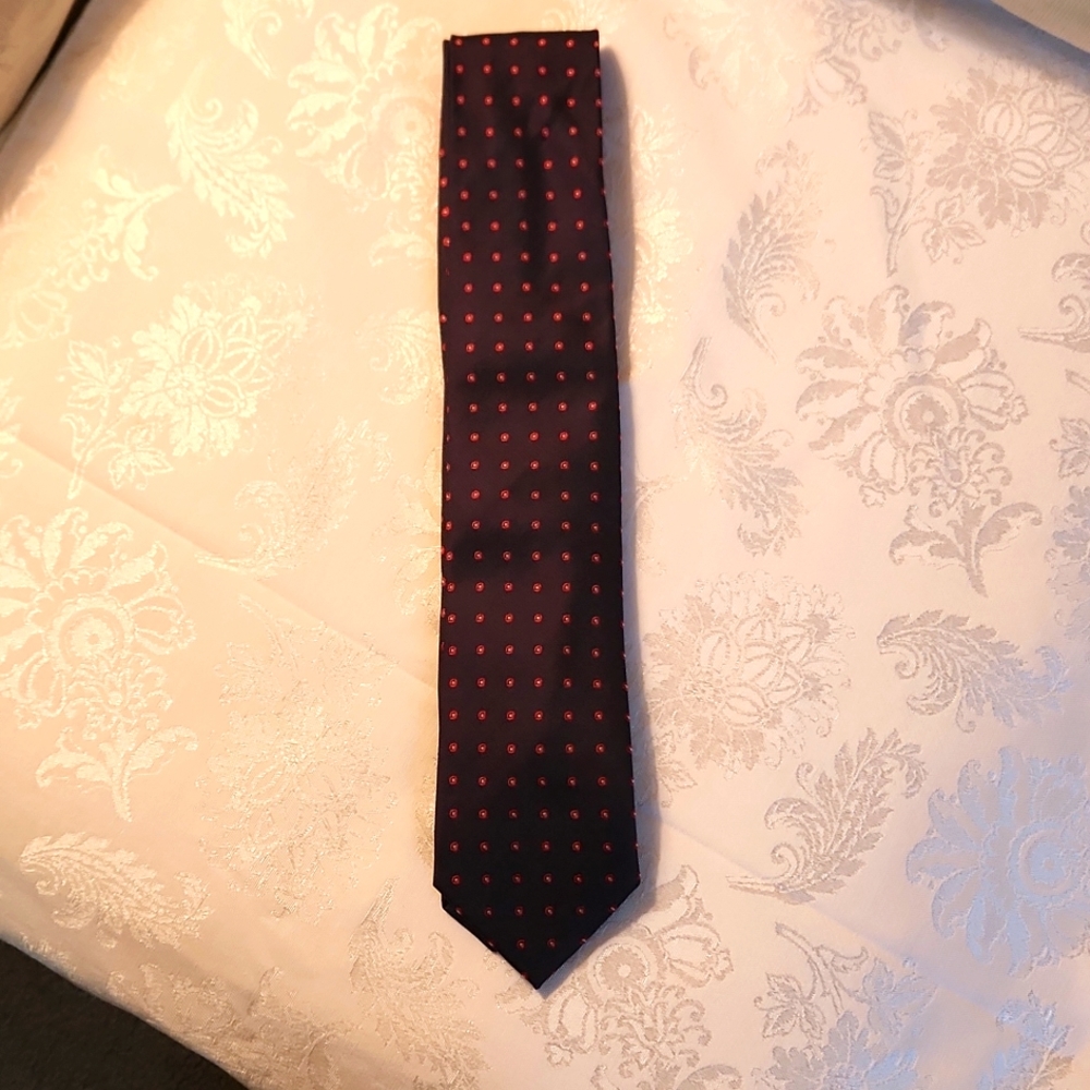 NEW.  TOMMY HILFIGER MEN'S TIE.  53% POLYESTER & 47% SILK.  NWOT